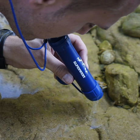 Trinken direkt aus dem Alpenwert Outdoor-Wasserfilter am Bach